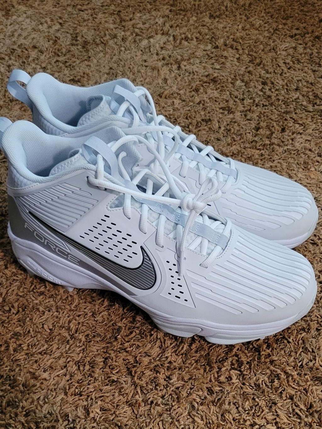 Nike Men’s White Zoom Athletic Football Training Shoes With Gray Swoosh